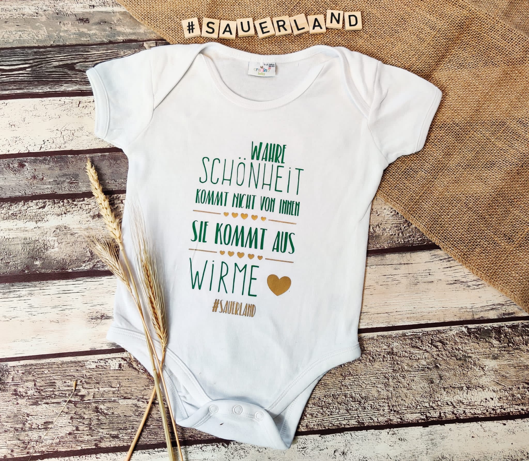 Personalisierter Babybody mit Sauerland-Schriftzug