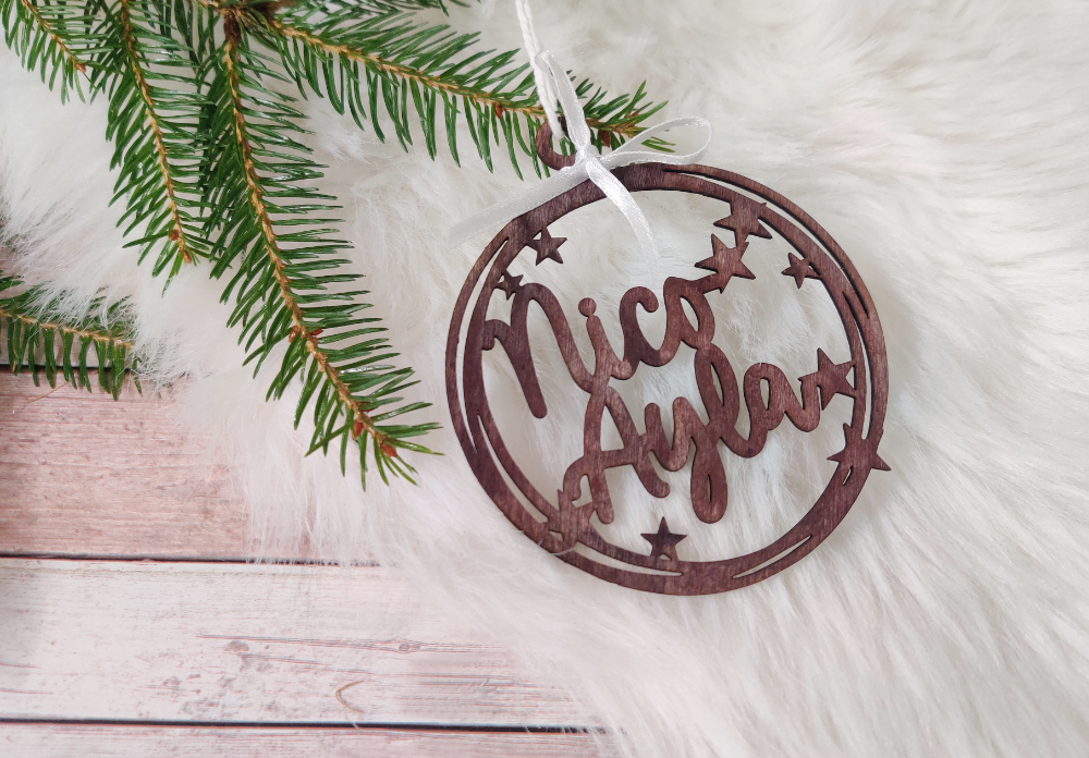 Personalisierter Holzanhänger als Weihnachtsschmuck