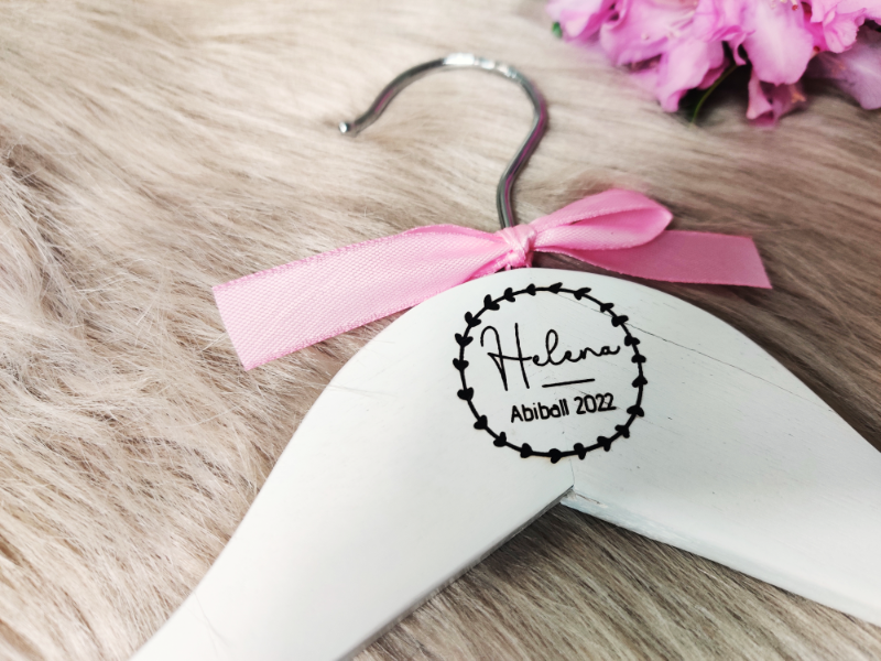 Personalisierter Kleiderbügel für einen Abiball